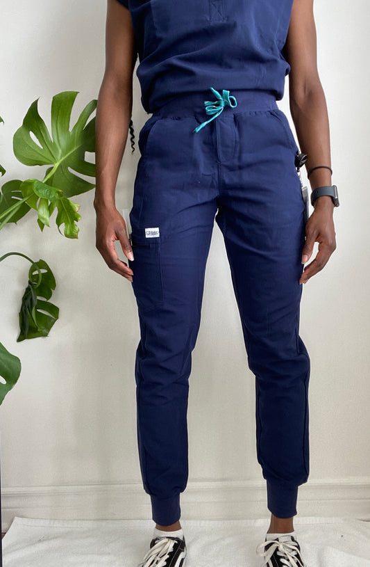 Pantalon d'uniforme de style jogger, tendance avec taille élastique, cordon de serrage et 5 grandes poches fonctionnelles. Couleur Marine