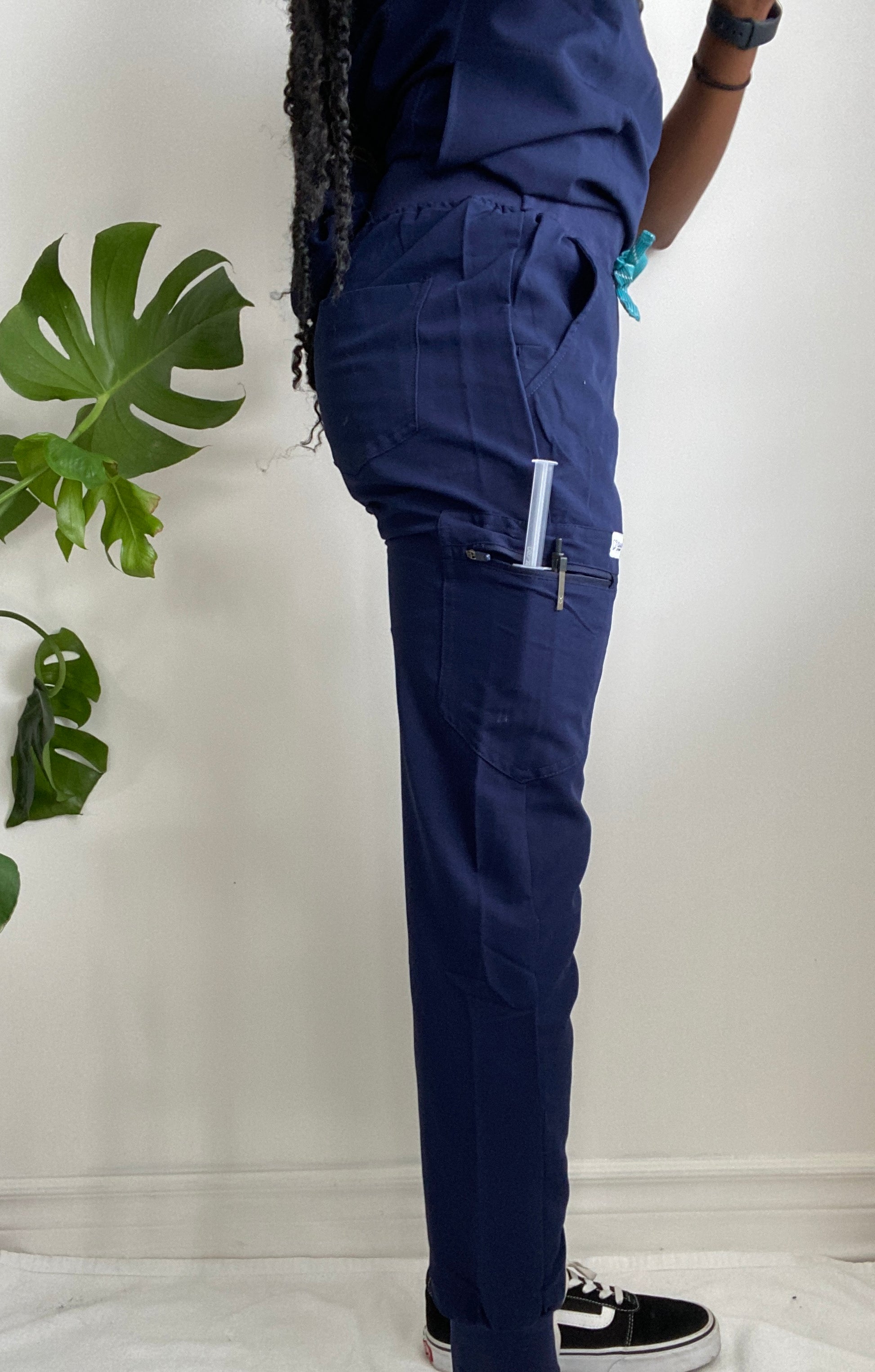 Pantalon d'uniforme de style jogger, tendance avec taille élastique, cordon de serrage et 5 grandes poches fonctionnelles. Couleur Marine