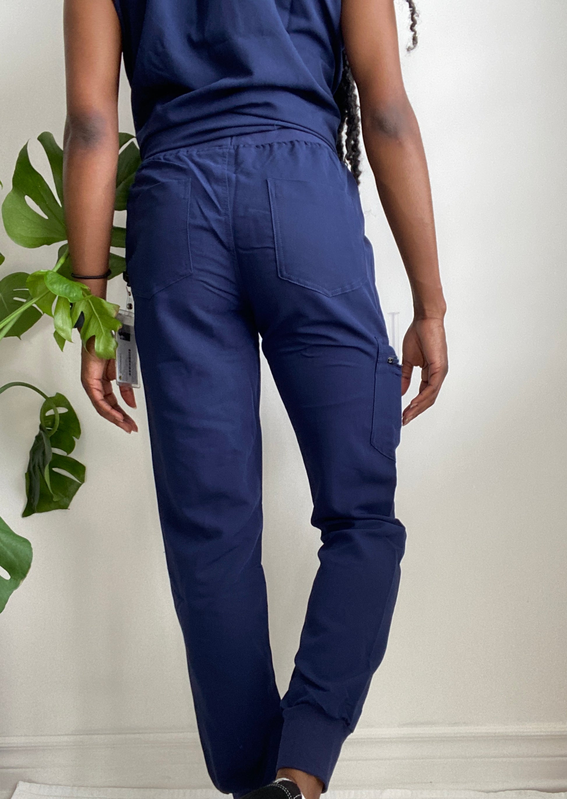 Pantalon d'uniforme de style jogger, tendance avec taille élastique, cordon de serrage et 5 grandes poches fonctionnelles. Couleur Marine