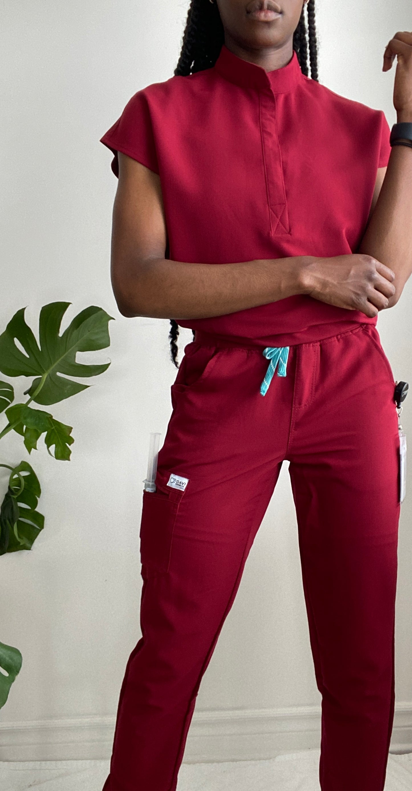 Pantalon d'uniforme de style jogger, tendance avec taille élastique, cordon de serrage et 5 grandes poches fonctionnelles. Couleur Bordeaux