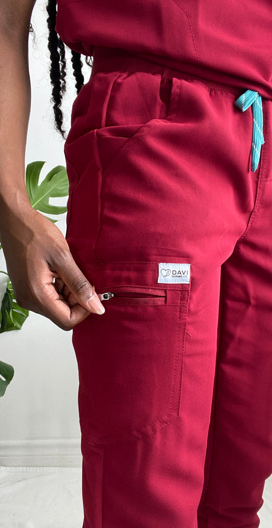 Pantalon d'uniforme de style jogger, tendance avec taille élastique, cordon de serrage et 5 grandes poches fonctionnelles. Couleur Bordeaux