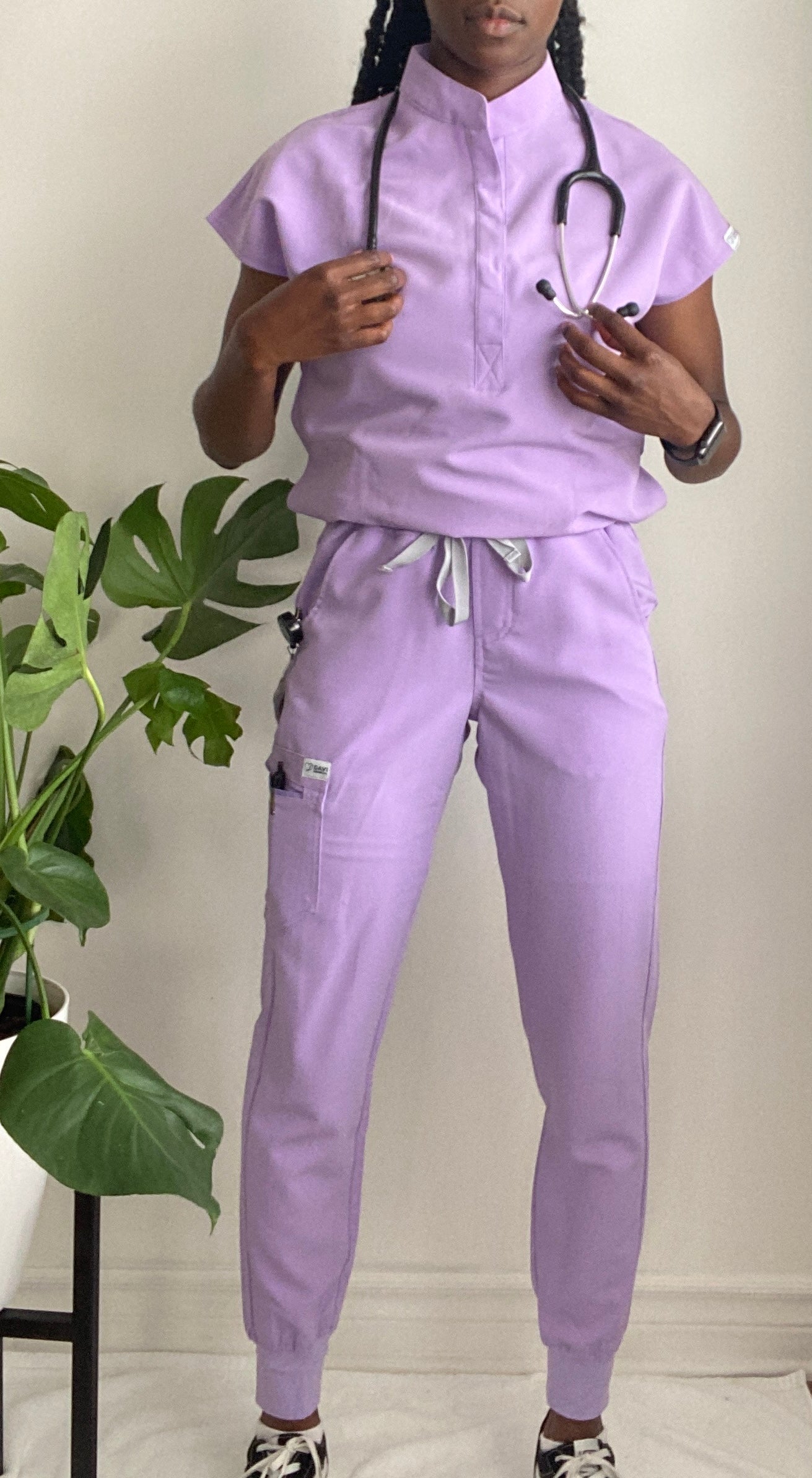 Pantalon d'uniforme de style jogger, tendance avec taille élastique, cordon de serrage et 5 grandes poches fonctionnelles. Couleur Lilas