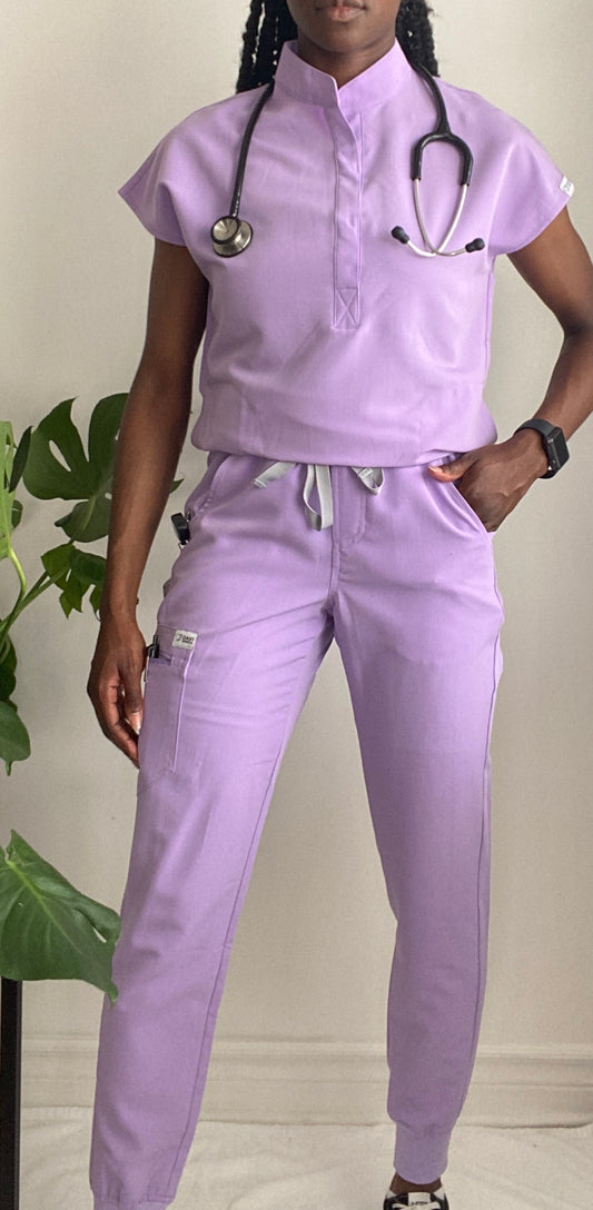 Pantalon d'uniforme de style jogger, tendance avec taille élastique, cordon de serrage et 5 grandes poches fonctionnelles. Couleur Lilas