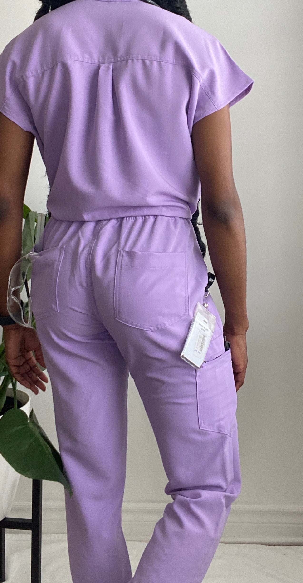 Haut d'uniforme avec deux poches discrètes à la taille, un col mao et un ourlet en pan de chemise. Couleur Lilas