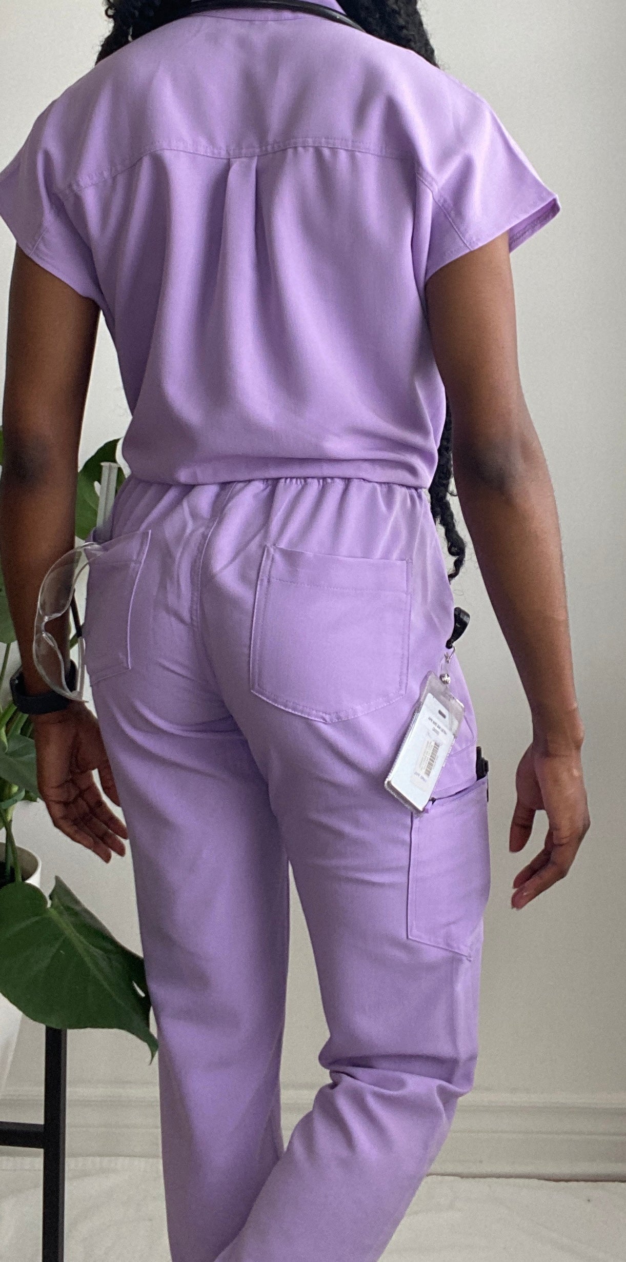 Pantalon d'uniforme de style jogger, tendance avec taille élastique, cordon de serrage et 5 grandes poches fonctionnelles. Couleur Lilas